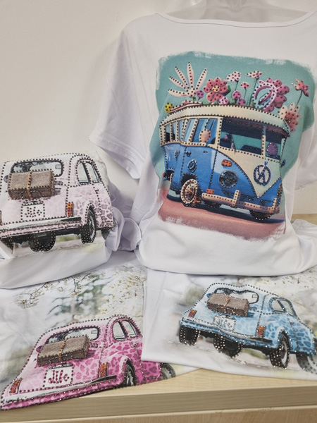 T-Shirts und Taschen mit bunten Retro-Fahrzeugmotiven, darunter ein blauer Van und rosa Auto.