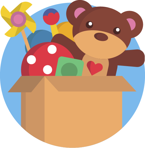 Ein brauner Teddybär mit Herz sitzt in einem Karton mit buntem Spielzeug vor einem hellblauen Hintergrund.